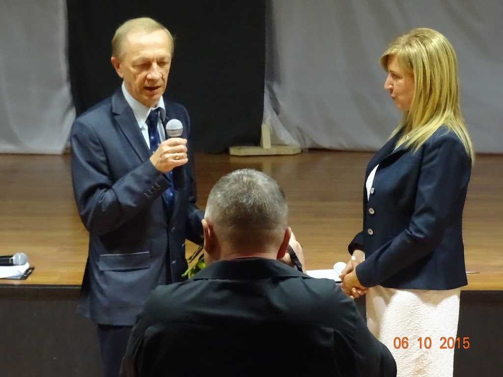zdjęcie przedstawiające gratulacje od Pana Dyrektora Wielkopolskiego Oddziału PFRON dla Pani Kierownik WTZ w Wapnie